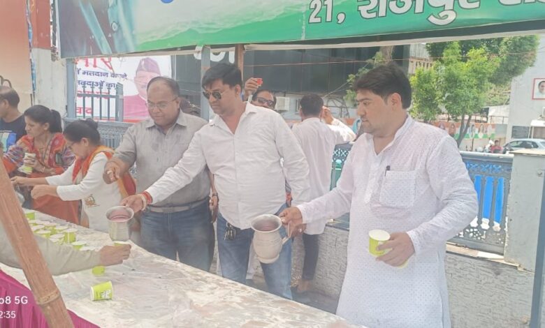 कांग्रेस ने मीठे पानी की छबील लगाकर दी राजीव गांधी को श्रद्धांजलि