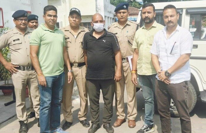चचेरे भाई का हत्यारा गिरफ्तार, तमंचा व कारतूस बरामद चचेरे भाई का हत्यारा गिरफ्तार, तमंचा व कारतूस बरामद