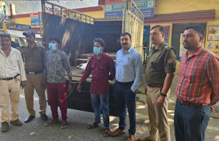 शराब तस्करी कर रहे दो पुलिस गिरफ्त मे