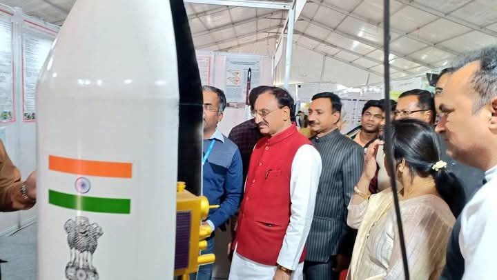 निशंक ने किया प्रदर्शनी का अवलोकन निशंक ने किया प्रदर्शनी का अवलोकन